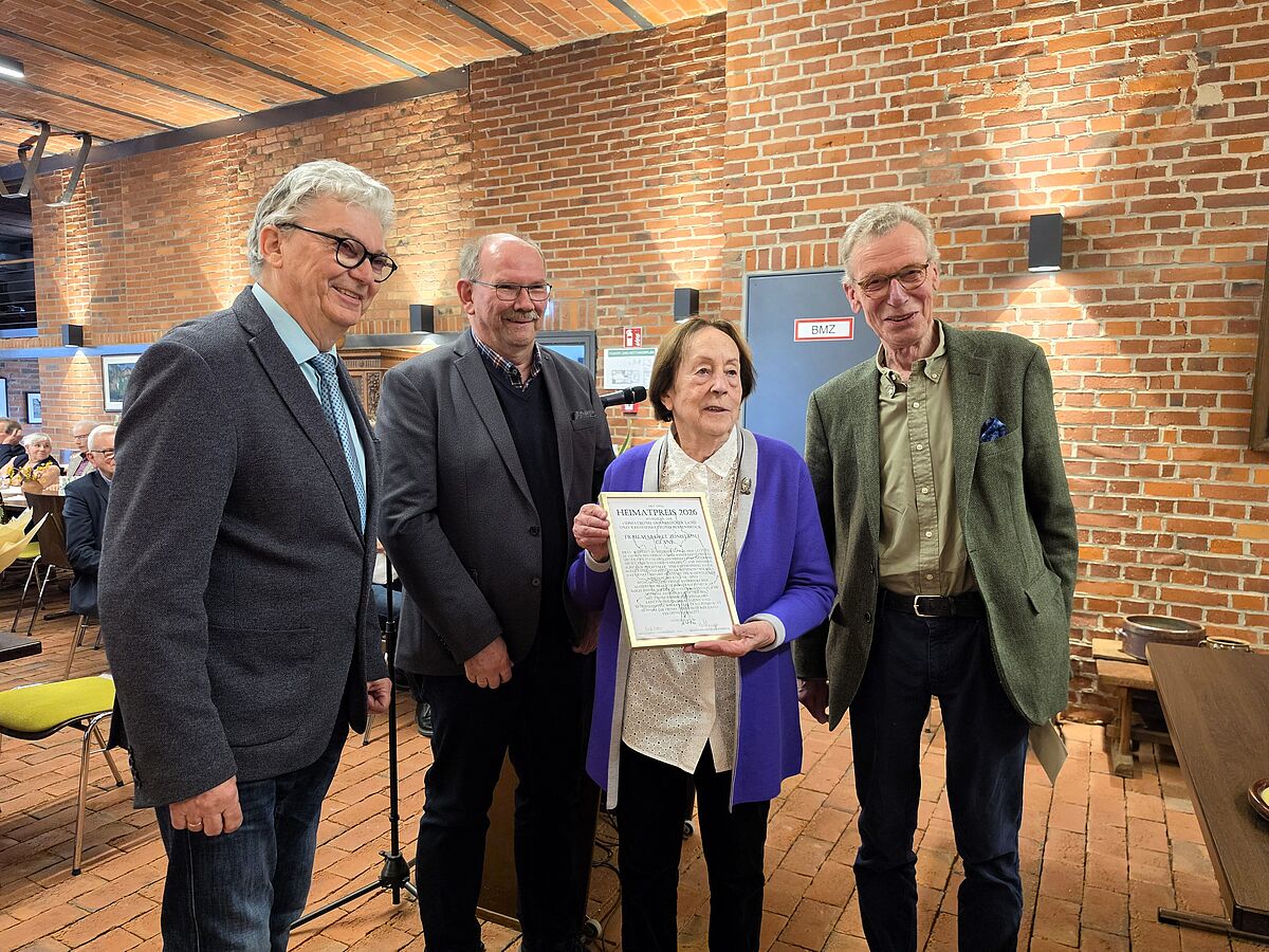 Preisträgerin Margret Zumstrull mit v.l. Laudator Lothar Schmalen, Reinhard Rehkamp (KHBB) und Jürgen-Eberhard Niewedde (HBOL) Foto: Barbara Schmitter