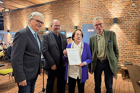 Preisträgerin Margret Zumstrull mit v.l. Laudator Lothar Schmalen, Reinhard Rehkamp (KHBB) und Jürgen-Eberhard Niewedde (HBOL) Foto: Barbara Schmitter