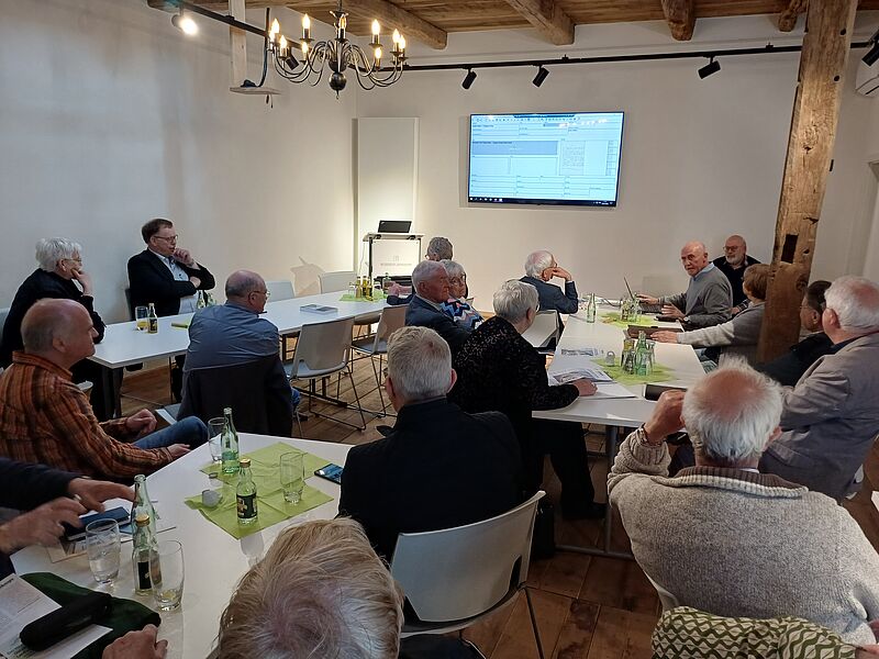 Dieter Heimsath erläuterte den Teilnehmern des Kreisheimattags das Programm, mit dem das Netzwerk Digitales Archiv arbeitet.