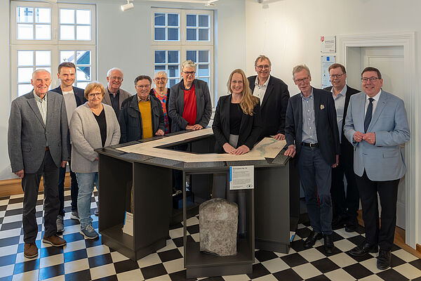 Das Gruppenbild im Haus Wibbelsmann in Glandorf mit (von links):   Franz Buitmann, Jonas Pohlmann, Barbara Schmitter, Rolf Lange, Hartmut Nümann, Ulrike Bösemann, Lothar Schmalen, Anna Kebschull, Torsten Dimek, Jürgen-Eberhard Niewedde, Ulrich Wienke und Jürgen Krämer. Foto: Niels Wagner