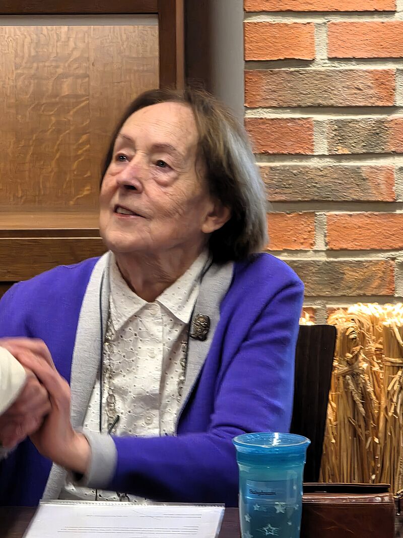 Margret Zumstrull freut sich über Gratulationen.